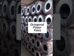 ¿Cuál es el principio de diseño del poste de acero octogonal con placa base cónica?