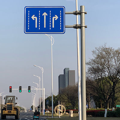 Altura los 3-20M de montaje resistente del camino de Q235B de la señal del viento de acero del poste