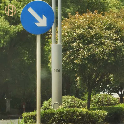 Vida de servicio larga de la instalación segura fácil de poste de la señal de tráfico del acero de alta resistencia a la tracción