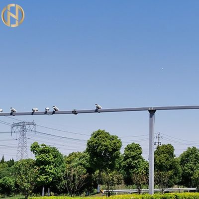 Q235 galvanizó los soportes al aire libre del doble de poste de la cámara de seguridad del CCTV
