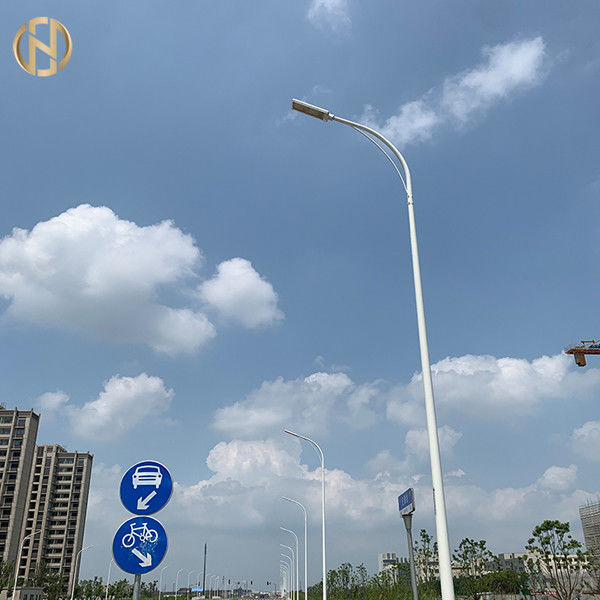Color de pintura personalizado en caliente galvanizado y electrostático pulverizado poste de luz de la calle para la durabilidad