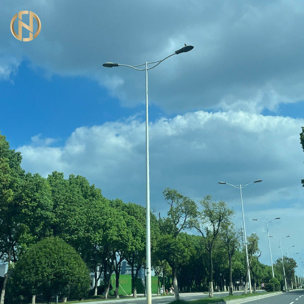 3m 6m 8m 12m Diseño de postes de luz de carretera solar octogonal galvanizado por inmersión en caliente