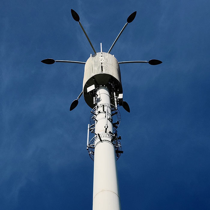 Monopoles de telecomunicaciones galvanizados a presión caliente con plataforma o antena