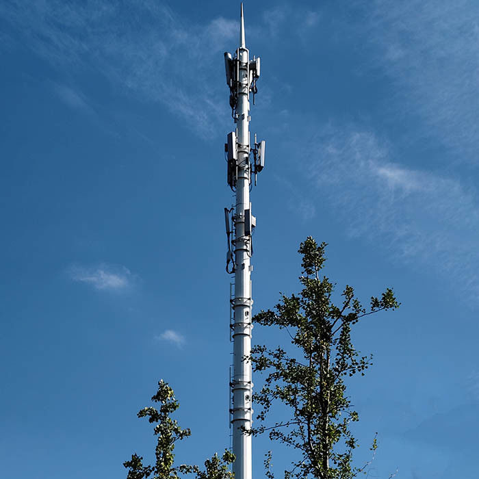 Antennas de acero galvanizadas en caliente Monopoles con plataforma