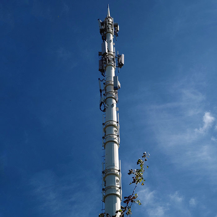Punto de telecomunicación galvanizado con escaleras y plataforma