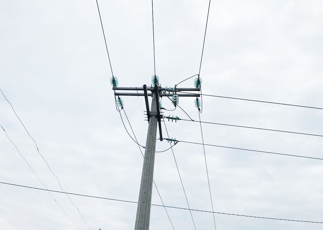 La cruz de poste para uso general del octágono arma el tratamiento superficial de la galvanización de la inmersión caliente de 11KV 33KV