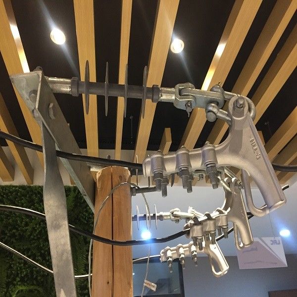 colocaciones de la suspensión y de la tensión de los accesorios del polo de 12kv 35kv para el ² del ² 50m m de los conductores 120m m de AAAC ACSR