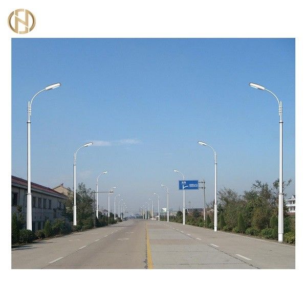 Tubo de acero de brazo único, poste de luz eléctrica de calle personalizable con recubrimiento galvanizado por sumersión en caliente