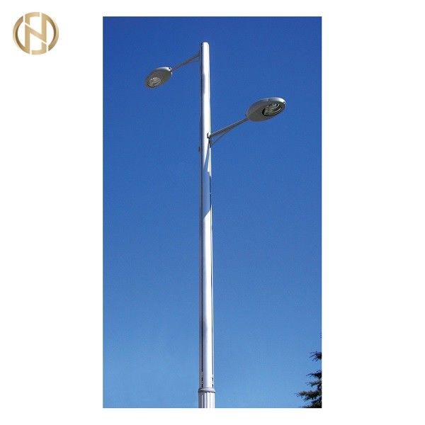 Tubo de acero de brazo único, poste de luz eléctrica de calle personalizable con recubrimiento galvanizado por sumersión en caliente