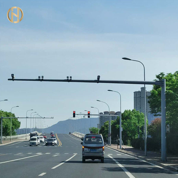 Los postes galvanizados de la cámara CCTV de la inmersión caliente los 4m los 6m modificaron el grueso de 2m m para requisitos particulares - de 30m m