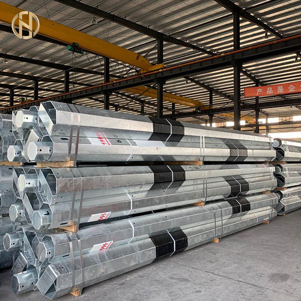 Color de acero galvanizado tubular de la pintura del negro de la longitud de poste el 11m de la baja tensión