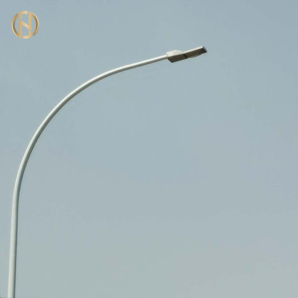 Viento de acero laminado en caliente ISO resistente 9001 de poste de iluminación del brazo doble certificado