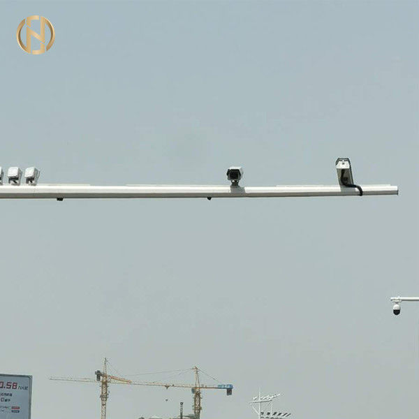 Forma octagonal de acero del poste los 6M*9M de la cámara CCTV de Q235B para el tráfico en L forma