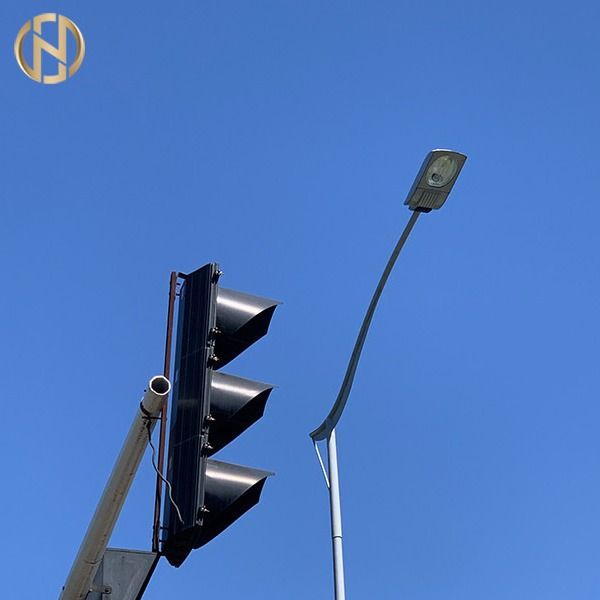 Galvanizado en caliente Q235B poste de luz de calle con color personalizable