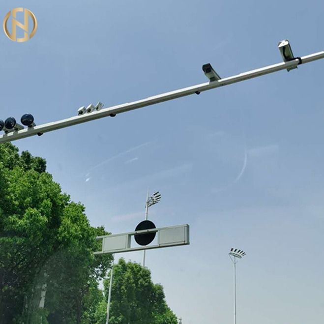 Q235 galvanizó los soportes al aire libre del doble de poste de la cámara de seguridad del CCTV