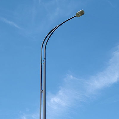 Poste de luz de diseño personalizable para calles con material de acero galvanizado en caliente para compradores B2B