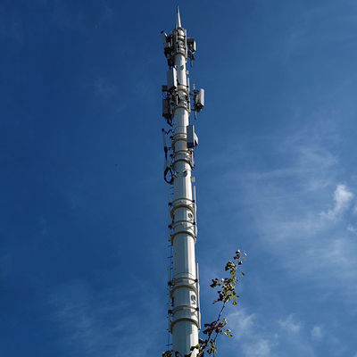 Punto de telecomunicación galvanizado con escaleras y plataforma